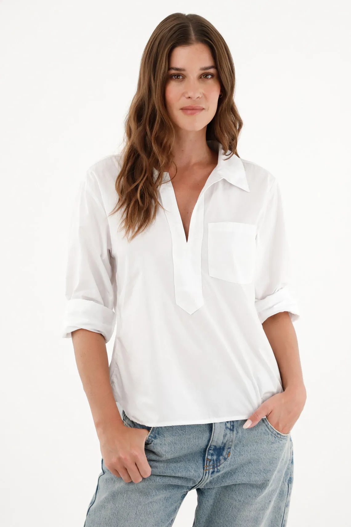 Camisa blanca con bolsillo delantero para mujer