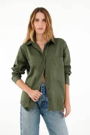 Camisa verde con bolsillos delanteros para mujer