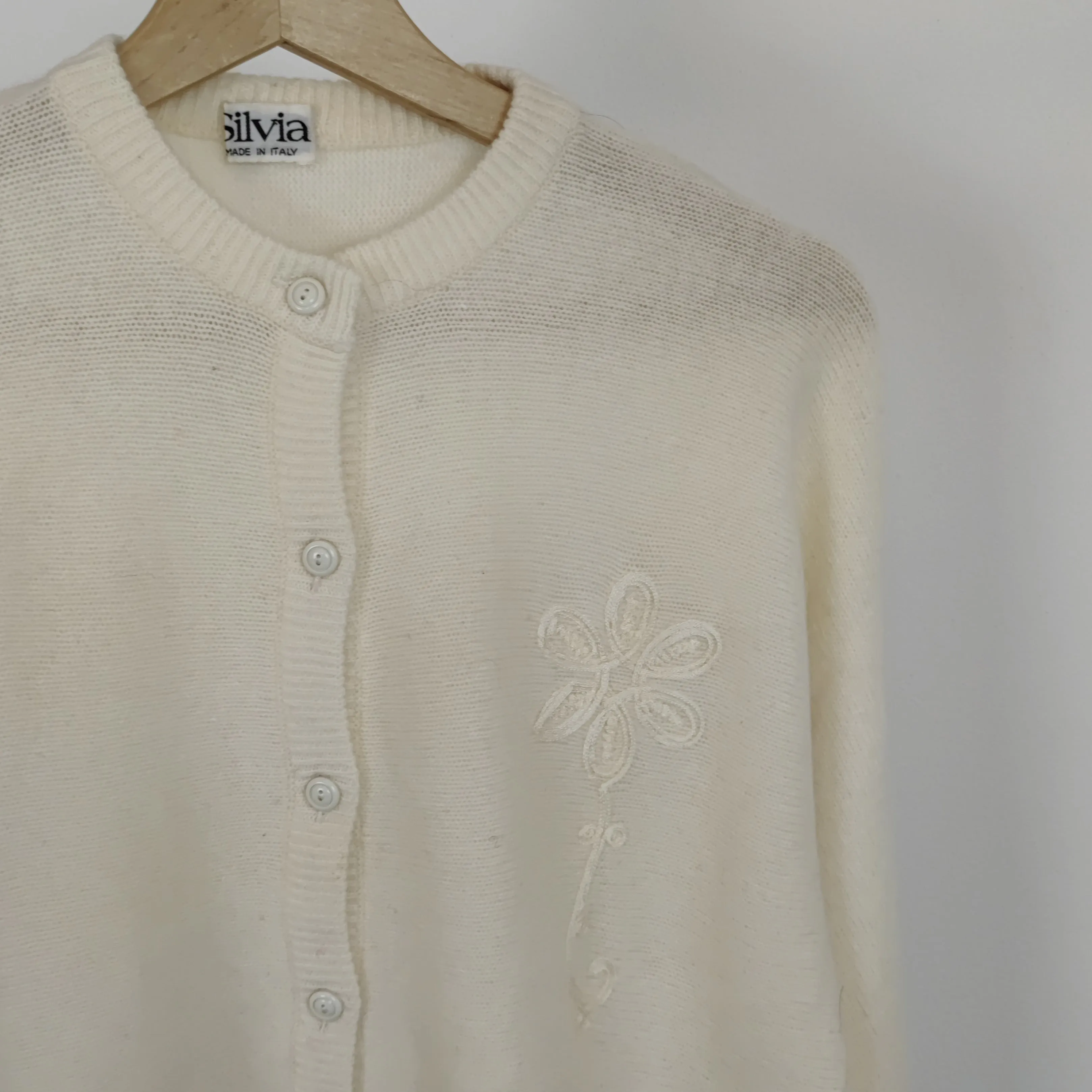 Cardigan vintage bianco con fiore