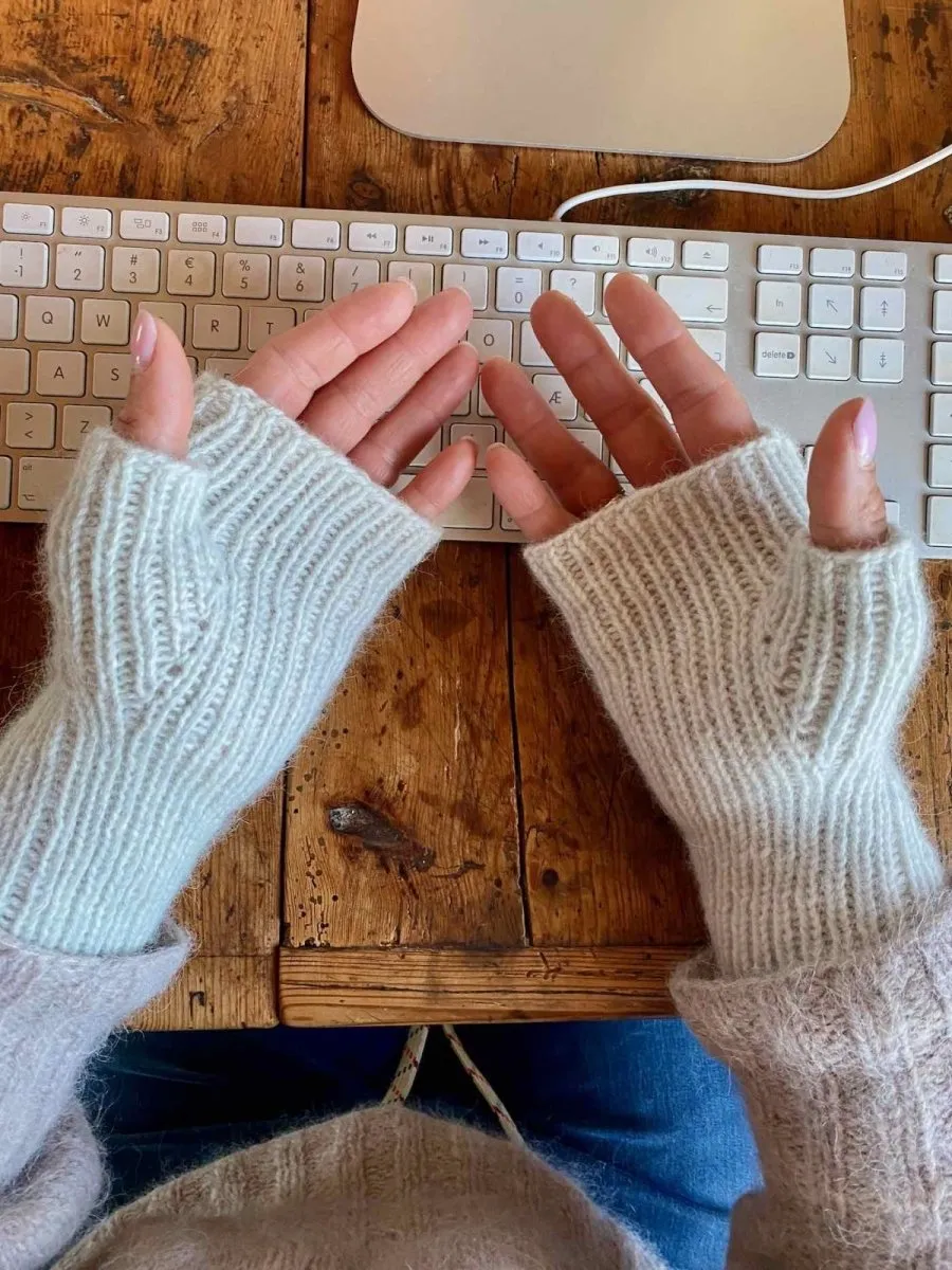 Easy Peasy Filipa wrist warmers by Önling, No 1 knitting kit