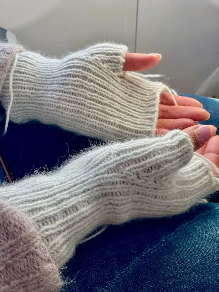 Easy Peasy Filipa wrist warmers by Önling, No 1 knitting kit