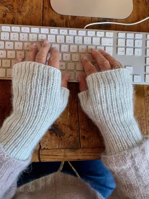 Easy Peasy Filipa wrist warmers by Önling, No 1 knitting kit