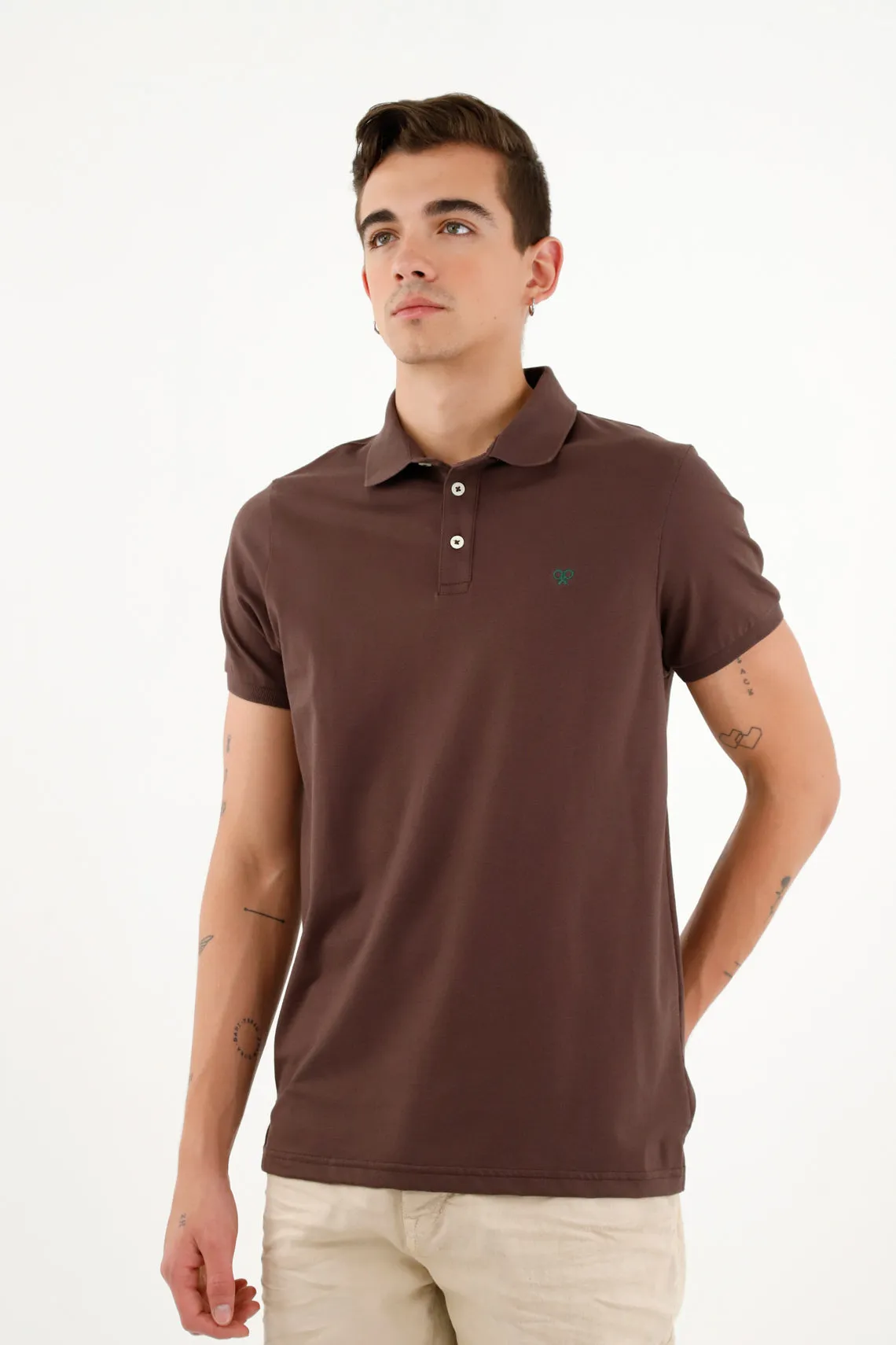 Polo café con perilla de tres botones para hombre